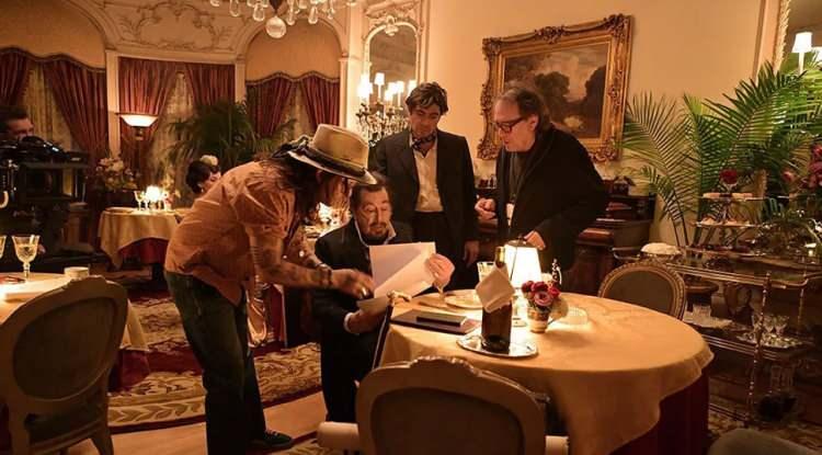 <p>Dünyaca ünlü yıldızın yönettiği filmde Baba filminin usta oyuncusu Al Pacino da oynuyor.</p>