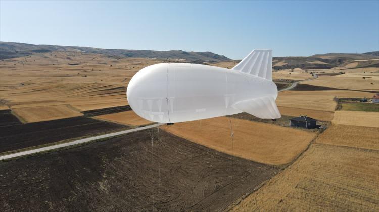 <p>Dünyada açık kaynaklardan ulaşılır bilgilerle göre 68 ülkede 1700 den fazla aerostat aktif olarak kullanılıyor. Bu sistemleri üreten dünyada 9 üretici bulunuyor.</p>
<p> </p>
<p> </p>