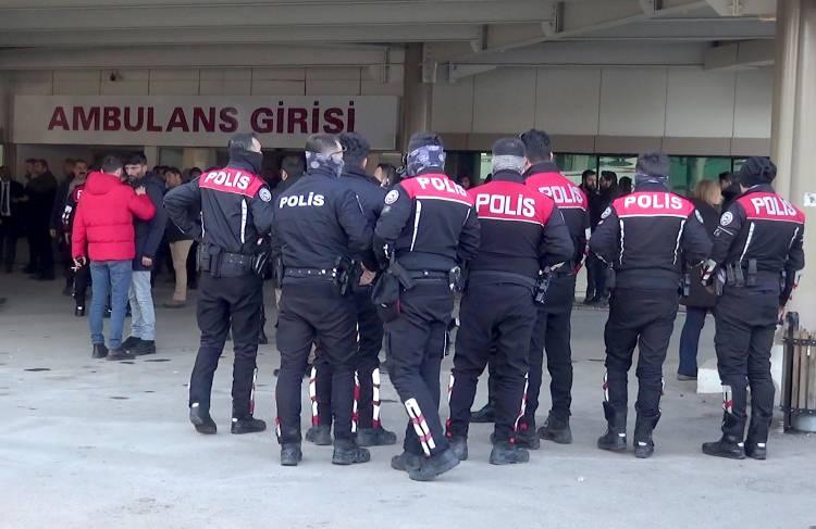 <p>KARDEŞİNE NİÇİN ATEŞ ETTİĞİNİ DE HATIRLAMADIĞINI SÖYLEDİ</p>
<p>Olaya ilişkin Cumhuriyet başsavcılığı tarafından hazırlanan iddianame, Erzurum 1'inci Ağır Ceza Mahkemesi tarafından kabul edildi. Tutuklu sanık Batuhan Yavuz'un iddianamede yer alan ifadesinde, kardeşiyle aralarında alacak verecek meselesi olduğunu, olay anında herhangi bir tartışma yaşanmadığını, kardeşine niçin ateş ettiğini de hatırlamadığını söyledi. Yavuz, ifadesinde arkası dönük haldeyken sırtına bir el ateş ettiğini, sonrasında yere düşen kardeşi can çekişmesin diye bir metreden yakın bir mesafeden bir el sırtına bir el de başına ateş ettiğini söyledi.</p>
<p> </p>