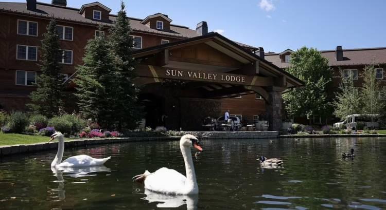 <p>Basına kapalı yürütülen Sun Valley Konferansı, bugün hem dijital ekonominin geleceğine hem de dünyanın siyasal yönelimlerine yön veren kilit merkezlerden biri olarak öne çıkıyor. Zirvede alınan kararlar ve yapılan görüşmeler kamuoyuna açıklanmıyor, konuşmalar kayda alınmıyor.</p>
<p> </p>