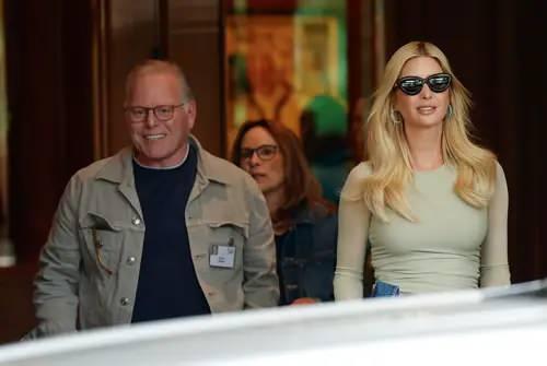 <p>Eski ABD Başkanı Donald Trump’ın kızı Ivanka Trump ve damadı Jared Kushner’ın yanı sıra 2028 başkanlık yarışında adı geçmeye başlayan Virginia Valisi Glenn Youngkin ve Maryland Valisi Wes Moore da konferansta yer aldı.</p>