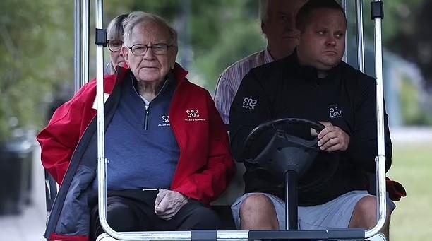 <p><span style="color:#A52A2A"><strong>ELON MUSK VE WARREN BUFFET KATILMADI</strong></span></p>
<p>Sun Valley 2025’e bu yıl katılmayan bazı önemli isimler de gündem oldu. Etkinliğin daimi üyesi Warren Buffett, geçtiğimiz aylarda açıkladığı emeklilik kararı sonrası konferansa katılmadı. </p>