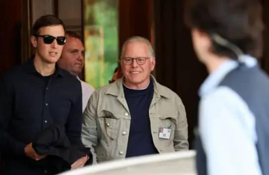 <p>Trump'ın damadı ve eski kıdemli danışmanı Jared Kushner ve Warner Bros.</p>
<p>Discovery CEO'su David Zaslav</p>
<p> </p>
