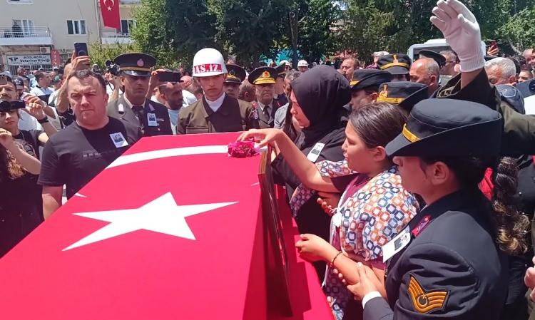 <p>Şehidin kızı Kübra Yaman, <strong>"Bunları sana topladım baba, nereye gittin?"</strong> diyerek babasının Türk bayrağına sarılı tabutuna çiçek bıraktı.</p>