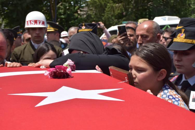 <p>Metan gazından etkilenerek şehit olan askerlerden Piyade Uzman Çavuş Enver Yaman’ın (31) kızı Kübra Yaman (10), "Bunları sana topladım baba, nereye gittin?" diyerek babasının Türk bayrağına sarılı tabutuna çiçek bıraktı.</p>
<p> </p>
