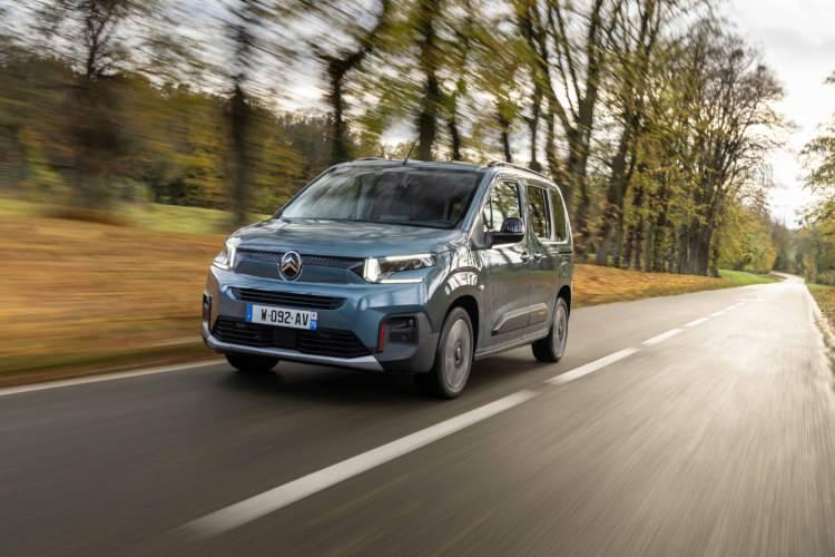 <p>Citroën’in tasarım, pratiklik ve konfor özelliklerinin yanı sıra 1.5 BlueHDI 130 HP yeni nesil motoru sayesinde performans ve verimliliğiyle de öne çıkan Berlingo Kombi 280 bin TL için 12 ay vade ve yüzde 0 faizli kredi veya 700 bin TL için 12 ay vade ve yüzde 2,99 faizli kredi imkanlarıyla satın alınabiliyor. </p>