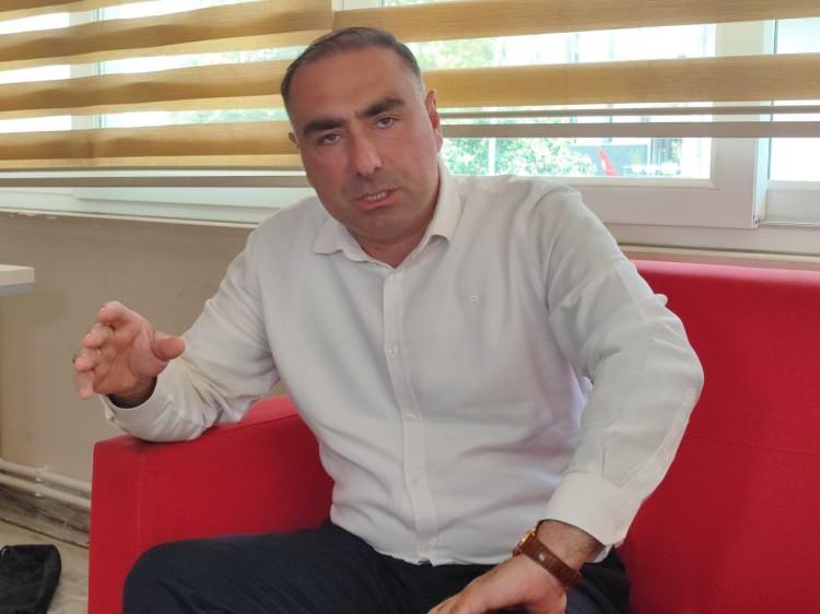 <p>İhale şartlarını yerine getiren Köse, belediyeden paranın bir kısmını aldı. Hak edişinin tamamını uzun bir süre alamayan Köse'nin, geride kalan 10 milyon TL'yi tahsis etmek için belediyenin dönemin Mali Hizmetler Daire Başkanı A. A.'a tencere, tabak gibi rüşvet ile elden para verdiği öne sürüldü. </p>
