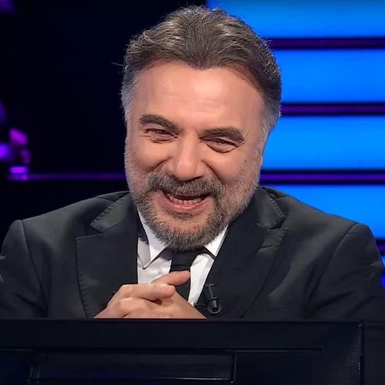 <p><span style="color:#000000"><strong>Oktay Kaynarca ise şıkları görünce, "Editör arkadaşlarımız programın eski sunucularına selam göndermişler. O isimlerin hepsi oyuncu arkadaşlarım, abim, hepsi Milyoner'in eski sunucularıydı. Kenan Işık'ı da rahmetle anıyoruz" yorumunda bulundu.</strong></span></p>
