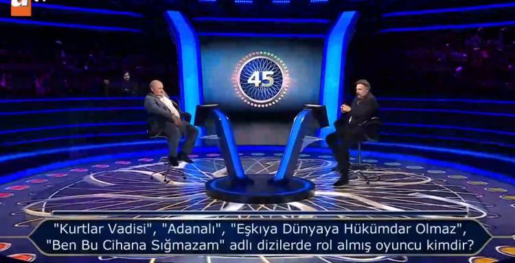 <p><span style="color:#000000"><strong>"Kurtlar Vadisi, 'Adanalı', 'Eşkıya Dünyaya Hükümdar Olmaz', 'Ben Bu Cihana Sığmazam' adlı dizilerde rol almış oyuncu kimdir?" sorusunu gören Oktay Kaynarca ve stüdyodaki izleyenlerde gülümsemesini gizleyemedi.</strong></span></p>