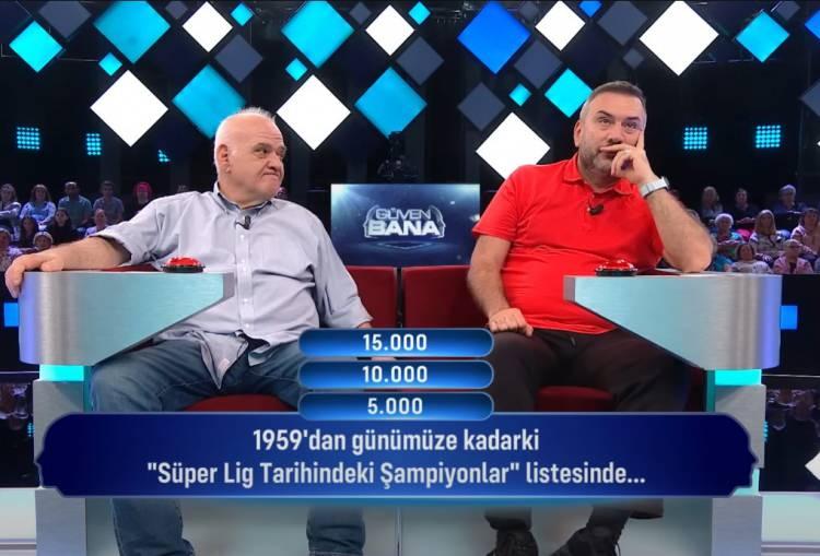 <p><span style="color:#800000"><strong>İZLEYİCİYİ EKRANA KİLİTLEDİ</strong></span></p>
<p><span style="color:#000000">Yarışmanın dün akşamki bölümünde konuk olan ünlü futbol yorumcuları Ahmet Çakar ve Ertem Şener, kameralara yansıyan komik diyalogları ile izleyenlere eğlenceli anlar yaşattı.</span></p>