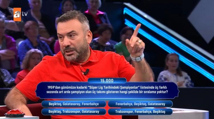 <p><span style="color:#800000"><strong>FİKİR DEĞİŞTİRDİ</strong></span></p>
<p><span style="color:#000000">Cevap için kendi arasında fikir alışverişinde bulunan ikiliden Ertem Şener, önce doğru şıkları seçse de son kararı <em><strong>'Trabzonspor, Fenerbahçe, Beşiktaş'</strong></em> oldu. </span></p>