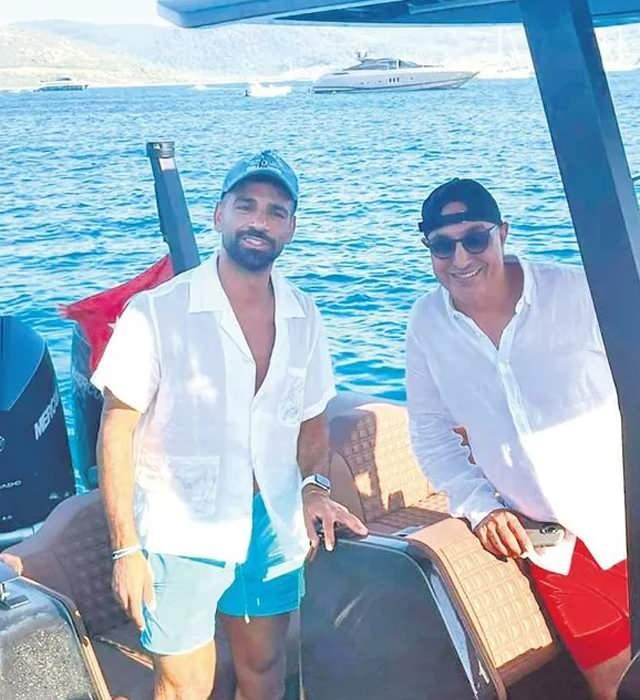 <p>Sabah'ın haberine göre; iş insanı Ahmet Karaçöl'ün davet üzerine Bodrum'u gezen ünlü futbolcu Bodrum'a hayran kalmış.</p>