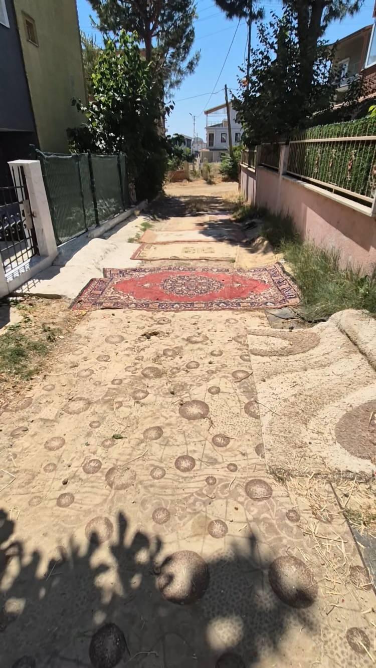 <p>Mahallede yol yok ama sorun çok Dereağzı Mahallesi sakinleri, yaşadıkları sorunların sadece yolla sınırlı olmadığını, altyapı ve üstyapının da yıllardır ihmal edildiğini öne sürdüler. </p>