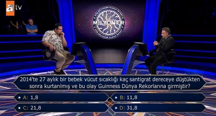 <p><span style="color:#000000"><strong>500 Bin TL değerindeki soruyu açtıran yarışmacının karşına "2014'te 27 aylık bir bebek vücut sıcaklığı kaç santigrat dereceye düştükten sonra kurtarılmış ve bu olay Guiness Dünya Rekorları'na girmiştir?" sorusu çıktı.</strong></span></p>