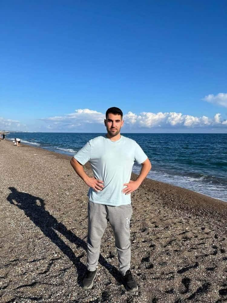 <p>Aynı evde annesiyle yaşayan Mehmet Ateş (27), Ege Üniversitesi Çocuk Gelişimi Bölümü 1. sınıf öğrencisi kız kardeşi Nazife Ateş'i (18) vücudunun çeşitli yerlerinden 14 defa bıçaklayıp başını kesmeye çalıştı.</p>