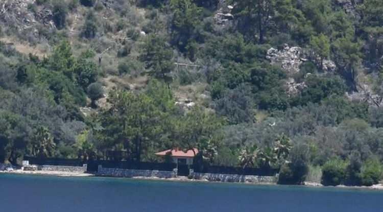 <p>Şahan Gökbakar, Marmaris'in Deliyol Koyu'nda yer alan villasının önüne iskele inşa etmişti.</p>
