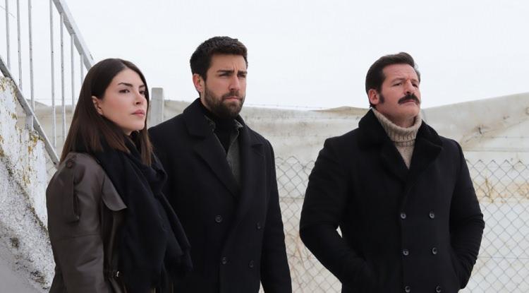 <p><em><strong>Ünlü oyuncu ve manken Nihat Altınkaya yakaladığı 85 kiloluk dev balıkla kameralara poz verdi.</strong></em></p>