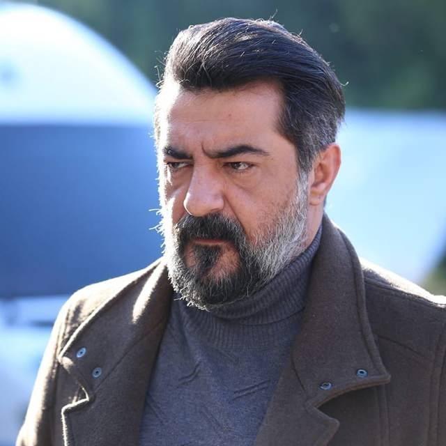 <p>Oyuncu Melisa Berberoğlu, mahkemeye sunduğu dilekçesinde; Celil Nalçakan'ın kendisini rahatsız ettiğini, ısrarlı bir şekilde peşini bırakmadığını ve bunu sürdürdüğünü ifade etti.</p>