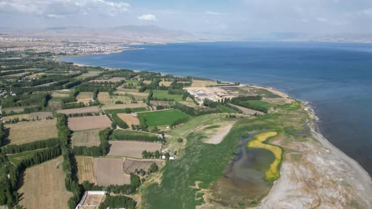<p>Daha önce suyun çevresindeki 4 kilometrelik kara yoluyla araçlarla ya da göl üzerinden tekneyle birbirlerini ziyarete giden bölge halkı, aradaki mesafenin 1 kilometreye düşmesiyle yaya olarak gidip gelmeye başladı. Göldeki çekilmenin boyutu ayrıca havadan dron ile görüntülendi.</p>
