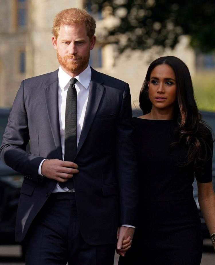 <p><span style="color:#000000"><strong>Bu yıl sona erecek anlaşma ile bir finans kaynağını daha kaybedecek olan Harry'nin yanı sıra Meghan da "As Ever" adındaki reçel markasıyla gündemdeydi. Satışların iyi olduğu ve ürünlerin anında tükendiği söylense de reçellerin fabrikasyon olduğu iddia edildi.</strong></span></p>