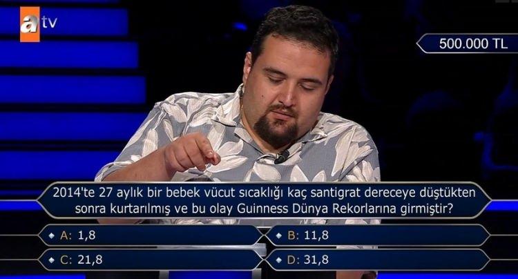 <p><span style="color:#000000"><strong>"A- 1,8", "B- 11,8", "C- 21,8" ve "D- 31, 8" seçenekleri arasında kararsızlık yaşayan yarışmacı, son joker hakkını kullanma kararı aldı.</strong></span></p>
