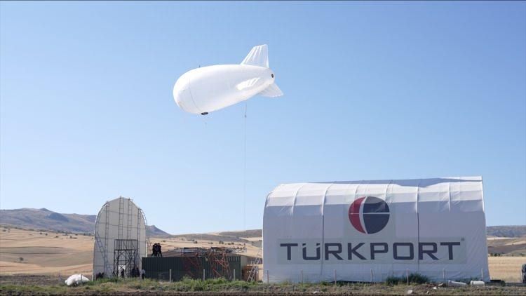 <p>Ürünün kontrol ve uçuşunu, faydalı yükün kontrolünü sağlayan tüm yazılım, gömülü sistemler, sensör, ölçü ve değerlendirme birimleri yerli imkanlarla geliştirildi.</p>
<p> </p>
<p> </p>