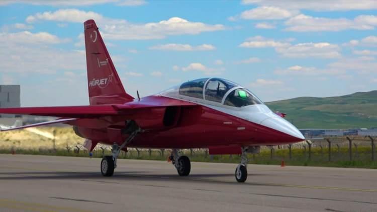 <p>Türkiye’nin ilk millî jet eğitim uçağı HÜRJET’in envantere giriş yılı da 2026 olacak.</p>