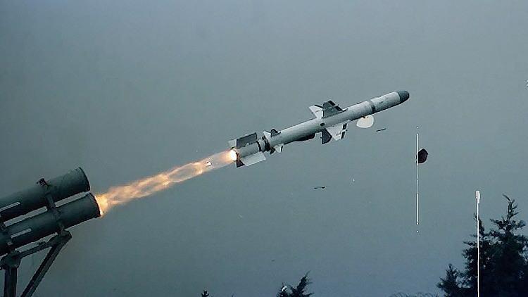 <p>Mavi Vatan’da stratejik yetenek kazandıracak. ATMACA’nın denizaltı platformu için geliştirilen Kapsüllü hâliyle Türkiye, dünyada sayılı ülkenin sahip olduğu denizaltından gemisavar füzesi atabilme kabiliyetine kendi imkânlarıyla erişmiş oldu. Seyir füzesi için seri üretim önümüzdeki yıl başlayacak.</p>