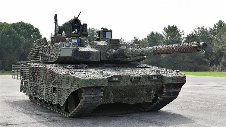 <p>2027 yılındaki üretimde yerli ve millî motor kullanılacak. 2028 yılında 30 adet, devam eden yıllarda ise 165 adet ALTAY tankın teslimatı yapılacak.</p>