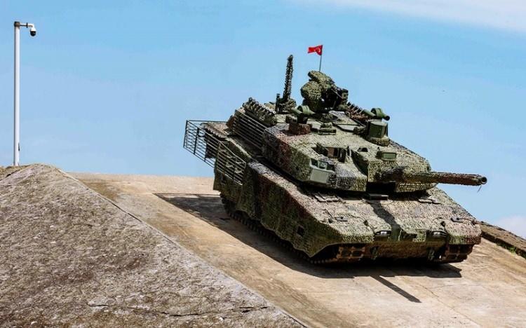 <p>165 tank, T2 konfigürasyonunda olacak. ALTAY’ın T2 konfigürasyonunda, geliştirilmiş zırh sistemi, tecrit edilmiş gövde mühimmat konfigürasyonu, lazer güdümlü tank topu atış yeteneği, mürettebat eğitim modu ve mobil gizleme ağı yönetimi yer alacak.</p>