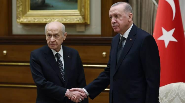 <p>MHP Lideri Devlet Bahçeli tarafından başlatılan Cumhurbaşkanı Erdoğan liderliğinde yürütülen 'terörsüz Türkiye' sürecinde ilk kritik adım bugün atıldı. Terör örgütü PKK elebaşı Abdullah Öcalan'ın 27 Şubat'ta yaptığı çağrı sonrası terör örgütü PKK üyesi bir grup, bugün sabah saatlerinde Süleymaniye’de silah bırakma töreni gerçekleştirdi. </p>
<p> </p>