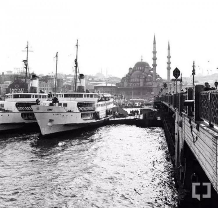 <p>Eski İstanbul, Galata Köprüsü üzerinden Yeni Cami</p>