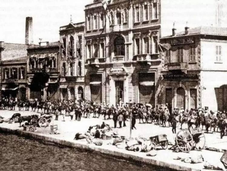 <p>Başkomutanlık Meydan Muharebesi'yle düşmanın ana kuvvetlerini yok eden Türk ordusu, 9 Eylül 1922'de İzmir'in işgaline son verdi. Türk askerleri kordon boyunda (9 Eylül 1922)</p>