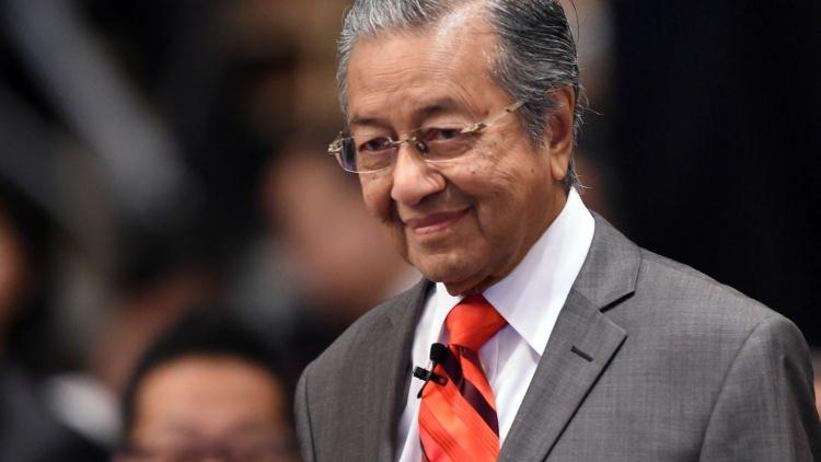<p><strong><span style="color:#B22222">23) MAHATHIR MOHAMAD</span> | Malezya</strong></p>
<p> </p>
<p>90 yaşında iktidara döndü, yolsuzlukla mücadeleye öncülük etti.</p>
<p> </p>