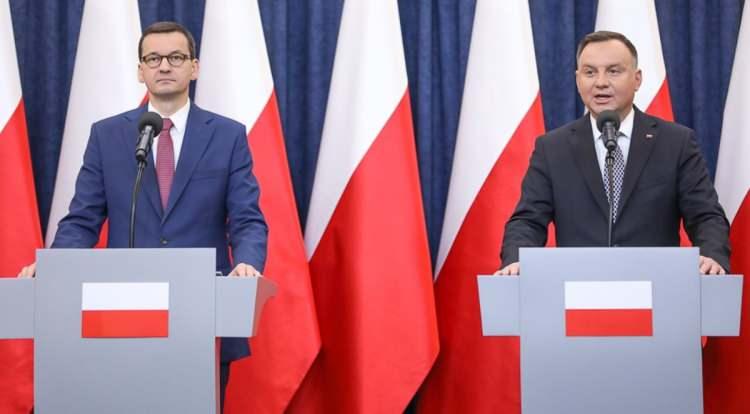<p><strong><span style="color:#B22222">19) ANDRZEJ DUDA / MATEUSZ MORAWIECKI </span> | Polonya</strong></p>
<p> </p>
<p>NATO içinde savunma harcamalarını artırdı, Rusya karşıtı güçlü tutum sergiledi.</p>