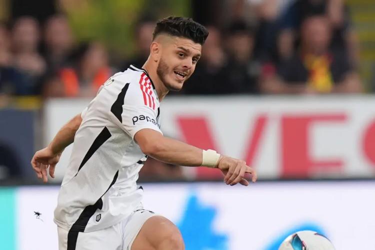 <p>Mönchengladbach'ın transfer listesinde olan Milot Rashica'nın satışına Beşiktaş yönetiminden onay geldi.<br />
<br />
Alman ekibinin bonservis için ayırdığı 9-10 milyon euroluk ücrete sıcak bakan siyah beyazlılar artık işin resmiyete dönmesini bekliyor.<br />
<br />
(FOTOMAÇ)</p>