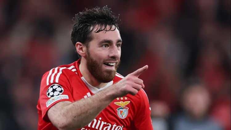 <p>Benfica'dan ayrılmak isteyen Orkun Kökçü için Beşiktaş Başkanı Serdal Adalı tüm şartları zorluyor.<br />
<br />
Siyah beyazlıların kiralamak istediği futbolcu için Portekiz kulübü 40 milyon euro bonservis bedeli talep ediyor.<br />
<br />
(FOTOMAÇ)</p>