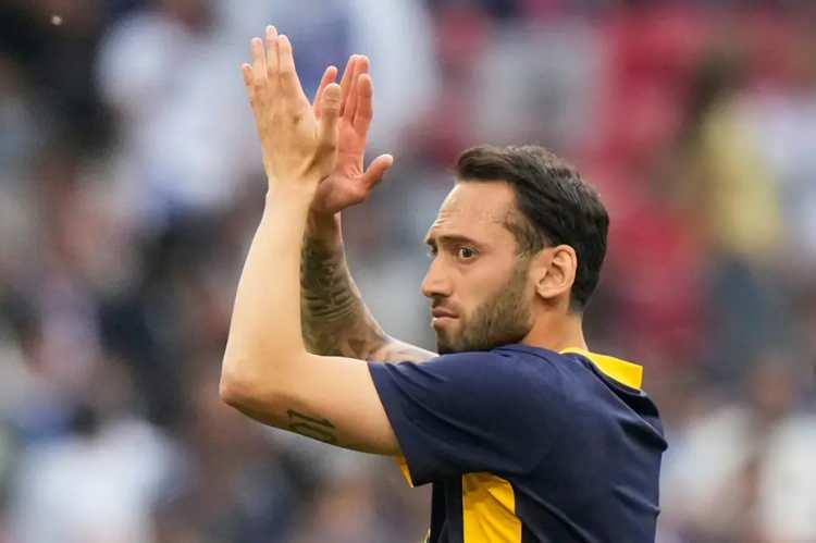 <p>Inter, Hakan Çalhanoğlu için Galatasaray'ın yaptığı 17 milyon euroluk teklifi kabul etmedi.<br />
<br />
İtalyan ekibi 32 milyon euro istiyor.<br />
<br />
(AKŞAM)</p>