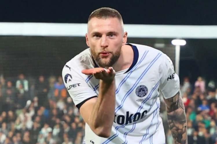 <p>Fenerbahçe, Milan Skriniar transferinde neticeye vardı.<br />
<br />
PSG ile 10+2 milyon euroya anlaşıldı. 30 yaşındaki Slovak savunmacı da bonuslarla birlikte yılda 7 milyon euroya yakın ücret kazanacak.<br />
<br />
(AKŞAM)</p>