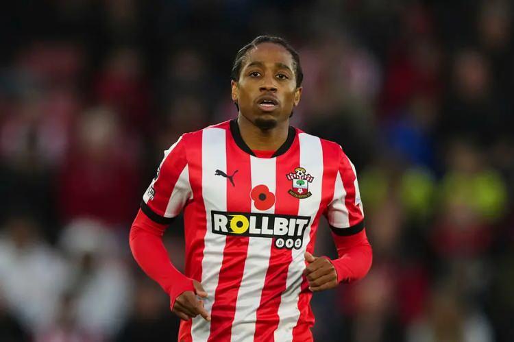 <p>Beşiktaş, 2 milyon euro imza parası önerdiği Kyle Walker-Peters'tan artık kararını vermesini istedi.<br />
<br />
Yönetim aksi halde diğer alternatiflere yöneleceğini ileterek rest çekti.<br />
<br />
(FOTOMAÇ)</p>