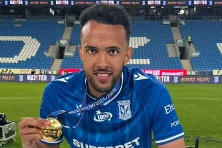 <p>Trabzonspor'un, Lech Poznan'da forma giyen İsveçli stoper Alex Douglas ile ilgilendiği ileri sürüldü.<br />
<br />
(TAKVİM)</p>