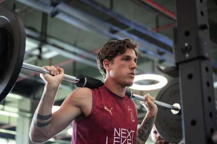 <p>Galatasaray'da yeni sezon hazırlıklarına katılan Nicolo Zaniolo, hiç gitmeyecek gibi çalışsa da menajeri bir yandan kendisine kulüp arıyor.<br />
<br />
(FOTOMAÇ)</p>