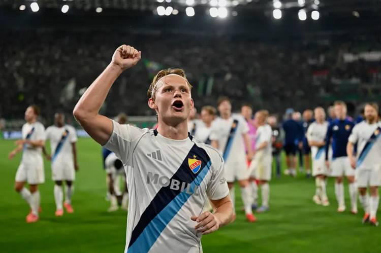 <p>Beşiktaş, Djurgarden forması giyen 21 yaşındaki orta saha oyuncusu Tobias Gulliksen için oyuncu ve kulübüyle resmi transfer görüşmelerine başladı.<br />
<br />
(FANATİK)</p>