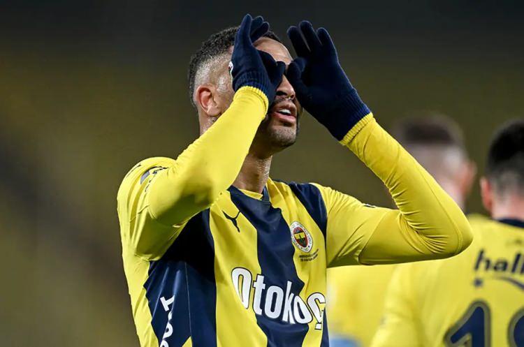 <p>Bunun üzerine Neom, Fenerbahçe'nin Faslı forveti Youssef En Nesyri'yi transfer listesine dahil etti.</p>