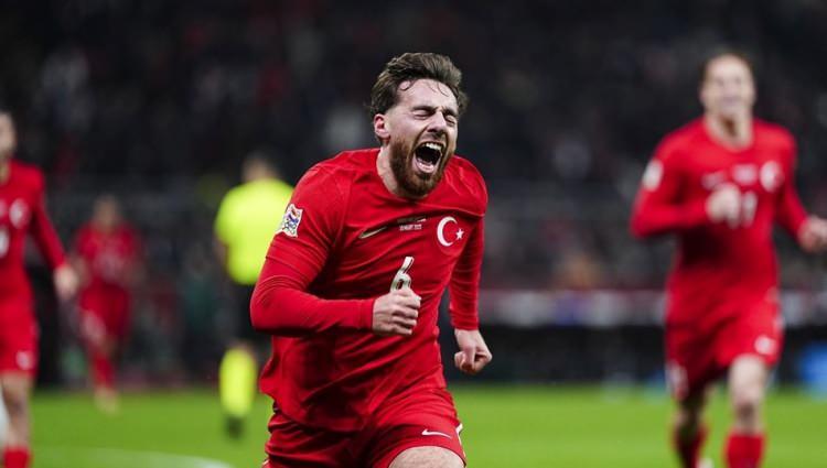 <p>Benfica, Orkun Kökçü'nün sağlık kontrollerinden geçmesi için İstanbul'a gelmesine onay verdi.</p>

