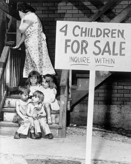<p>Çocuklarını satışa çıkarırken yüzünü gizleyen bir anne.</p>
<p> </p>
<p> </p>
<p>(Chicago, ABD, 1948).</p>
