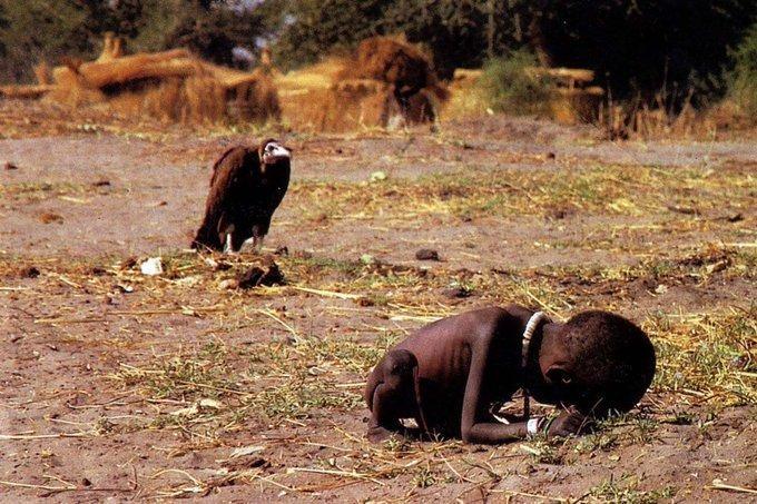 <p>Kevin Carter tarafından çekilen, akbaba tarafından takip edilen aç bir Sudanlı çocuğun 1993 tarihli fotoğrafı.</p>
<p>Carter, bu fotoğrafıyla 1994 Pulitzer Ödülü'nü kazandı ancak intihar ederek öldü.</p>
<p>İntihar notunda, "Aç veya yaralı çocukların canlı anıları beni rahatsız ediyor."</p>