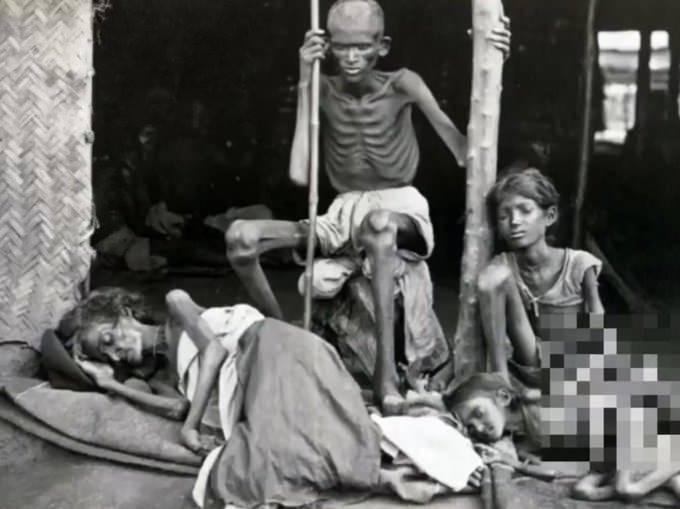 <p>Yürek parçalayan fotoğrafta, 1877 yılında Hindistan'da yaşanan Madras kıtlığı sırasında ailesini yamyamlardan koruyan bir adam görülüyor.</p>