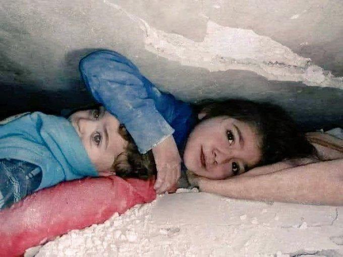 <p>Suriye'de, depremin bölgeyi harap etmesinden 17 saat sonra bu 7 yaşındaki kız çocuğu, küçük kardeşini korumak için başının üstünde elini tutarak enkaz altında bulundu.</p>

<p>İkisi de güvenli bir şekilde dışarı çıktı.</p>
