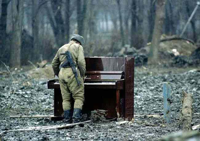 <p>1994 yılında Çeçenistan'da terk edilmiş bir piyanoyu çalan bir Rus askeri.</p>